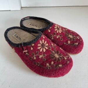 Taos Woolderness red floral embroidered slipper clogs size 39 (US 8-8.5)